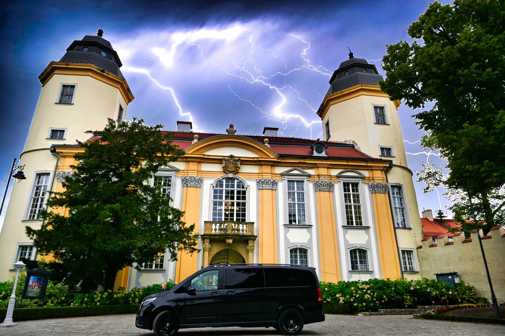 Czarny Mercedes V klasa przed pałacem — podjazd VIP