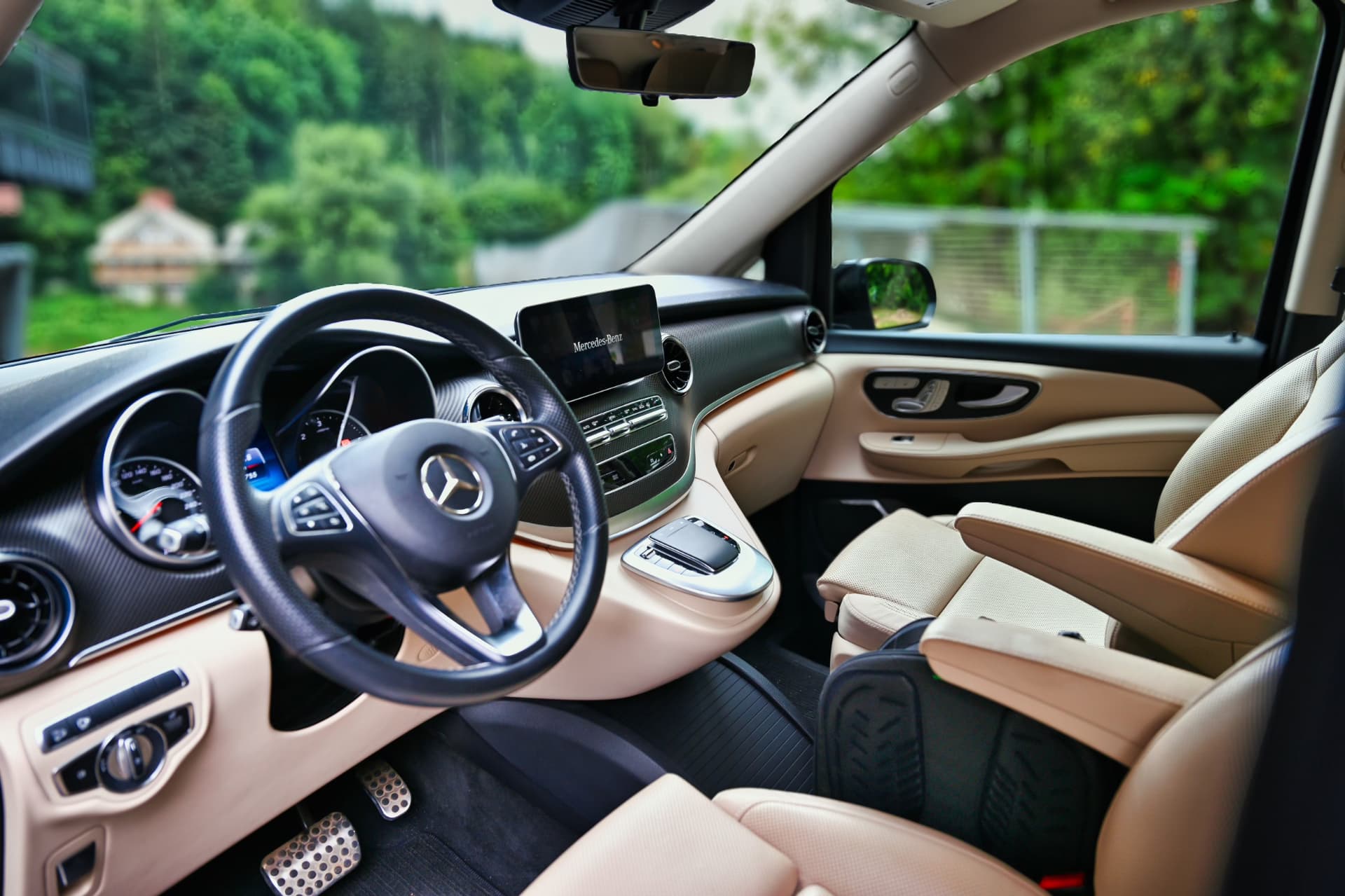 Kokpit i jasnobeżowe wnętrze Mercedesa V klasa z widokiem na deskę rozdzielczą