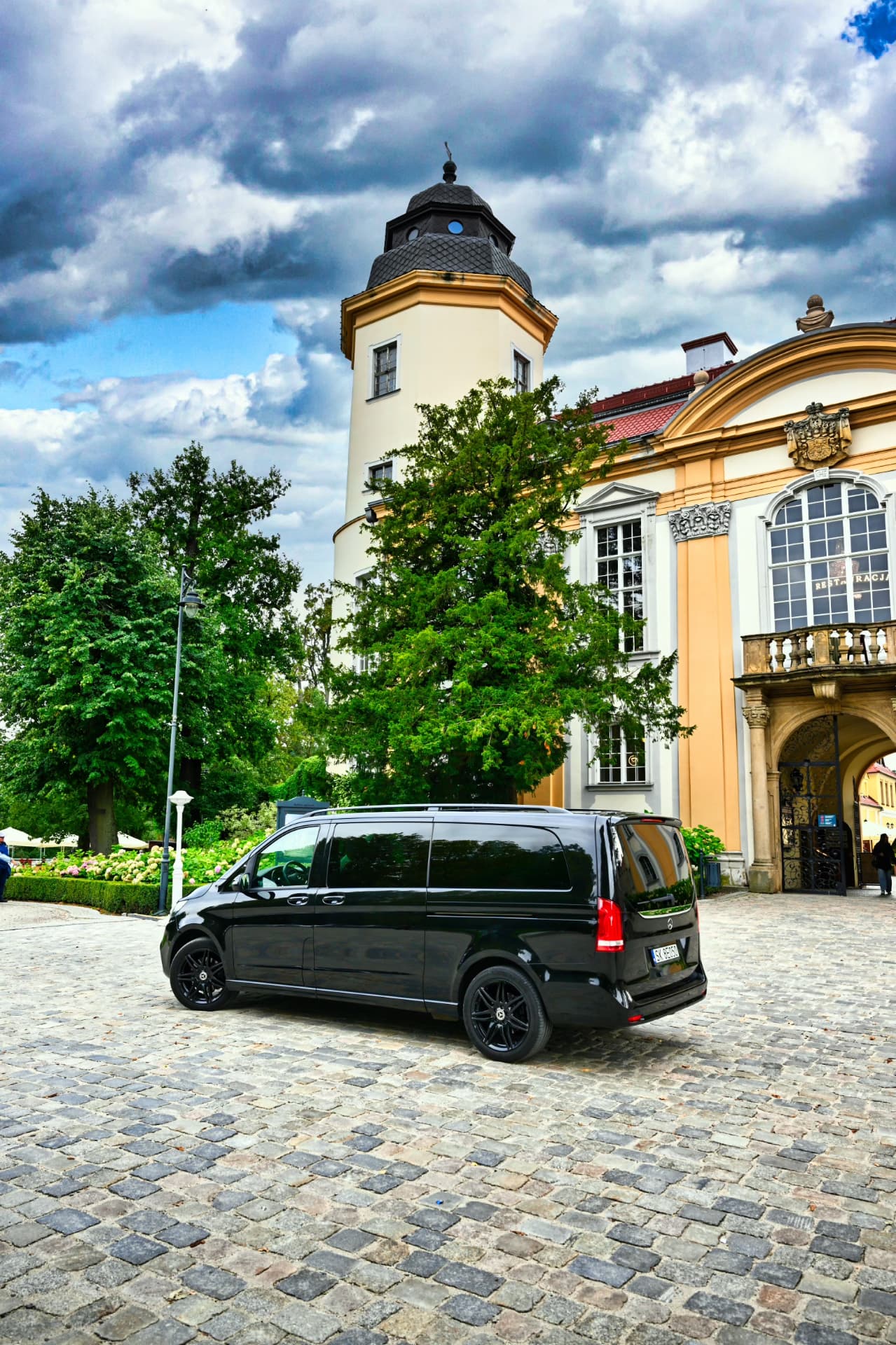Czarny Mercedes V klasa przed Zamkiem Książ — transport premium